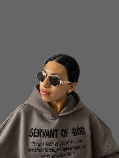 Detalle bordado SERVANT OF GOD - Calidad premium streetwear cristiano
